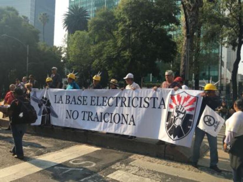 Ejidatarios de Atenco marchan sobre Reforma en oposición al NAIM