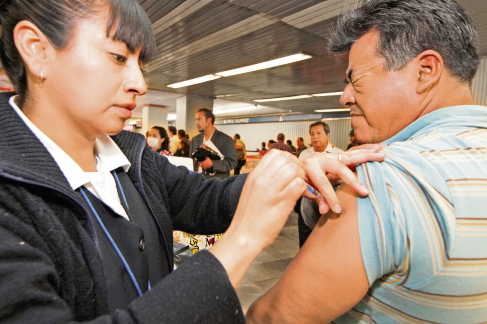 Para esta temporada la Secretaría de Salud tiene 32 millones de dosis, las cua les se aplican principalmente a niños, mujeres embarazadas y adultos mayores (ARCHIVO EL UNIVERSAL)