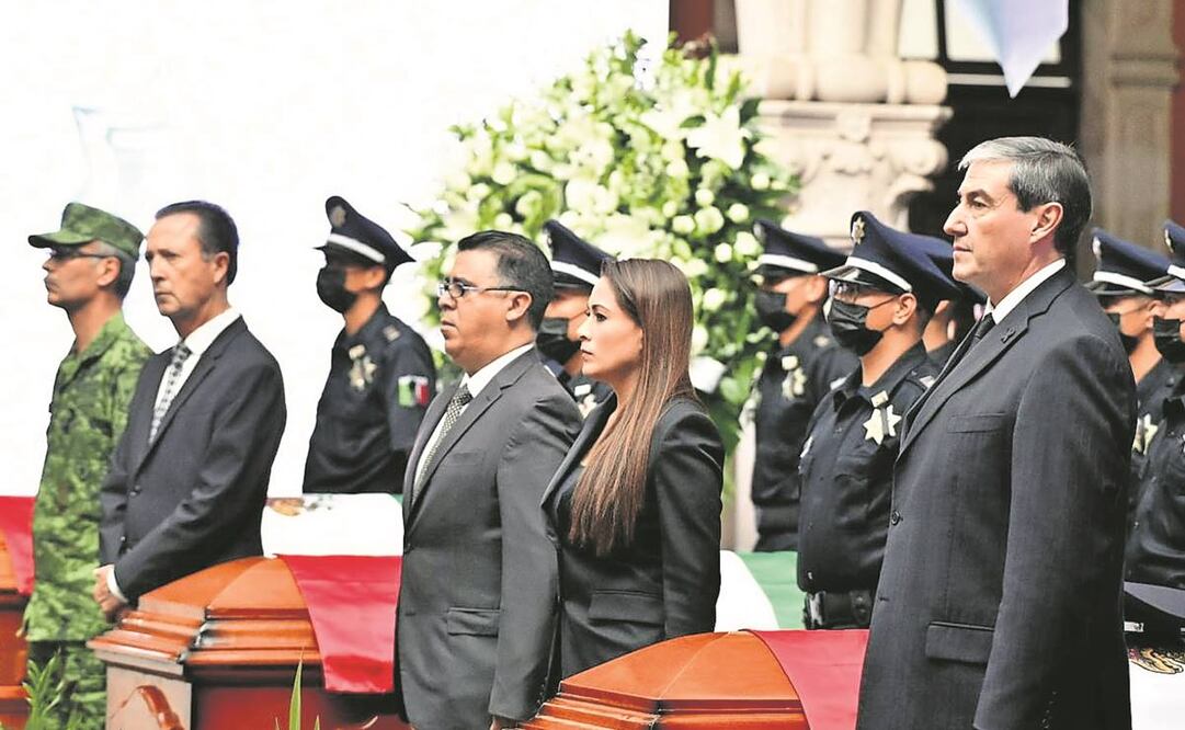 La gobernadora Teresa Jiménez hizo una guardia de honor junto a los féretros y ofreció sus condolencias a las familias. Foto: Especial