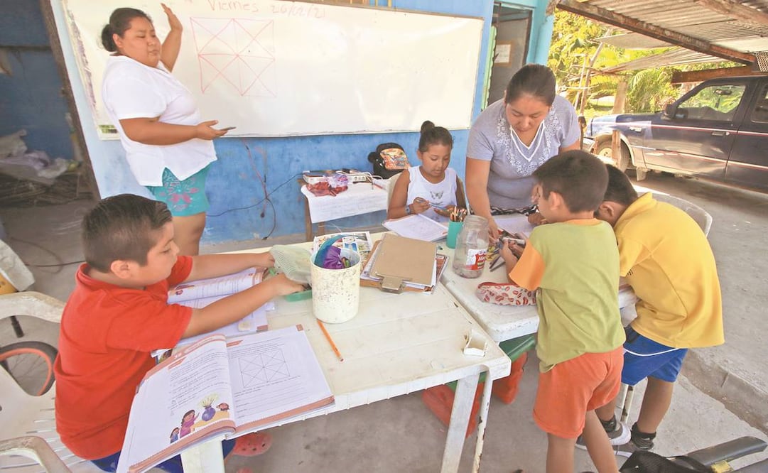 El sueño de Beatriz siempre fue ser maestra de primaria, pero por diversas circunstancias no lo concretó; decidió dar asesorías a su hija y a algunos otros niños para que regresen preparados. Fotos: Luma López. EL UNIVERSAL