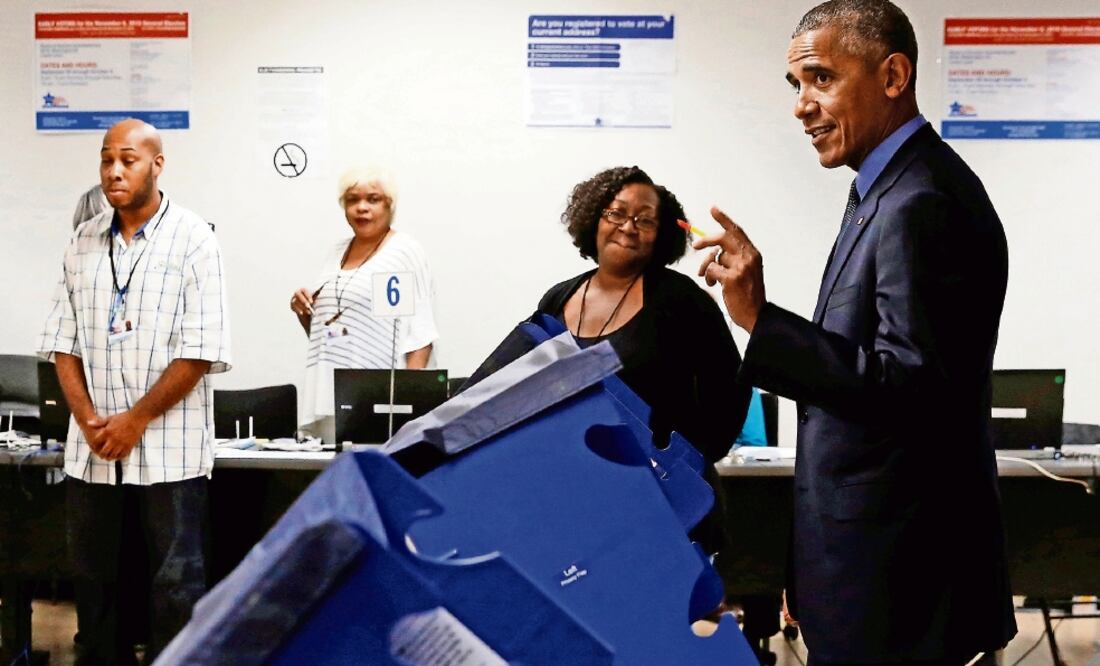 Obama se anticipó ayer y votó para las presidenciales de noviembre, en las oficinas del condado de Cook, en Chicago, Illinois. En 2012 y en 2014 el mandatario de EU también se adelantó a sufragar (JONATHAN ERNST. REUTERS)