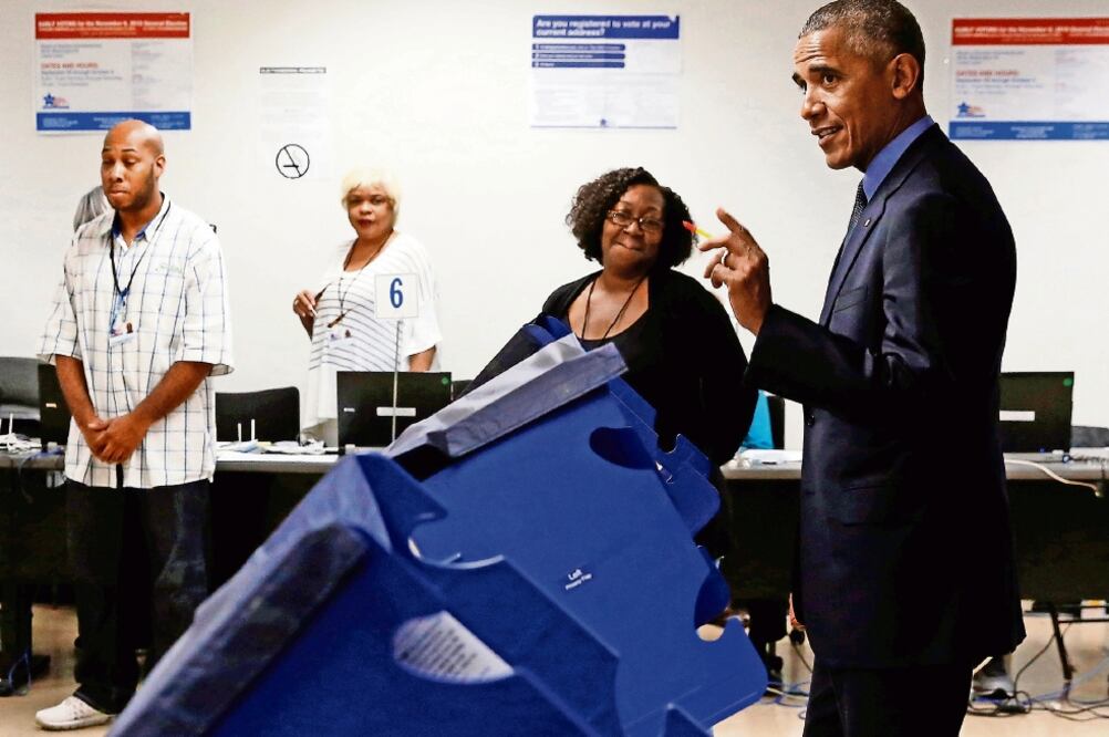Obama se anticipó ayer y votó para las presidenciales de noviembre, en las oficinas del condado de Cook, en Chicago, Illinois. En 2012 y en 2014 el mandatario de EU también se adelantó a sufragar (JONATHAN ERNST. REUTERS)