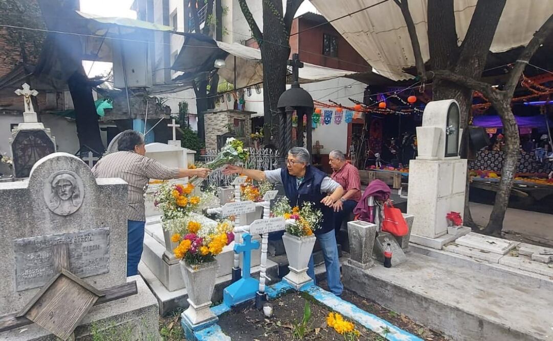 Olor a incienso, copal y flores invaden todo el campo santo por la llegada de los niños en panteones de la Álvaro Obregón