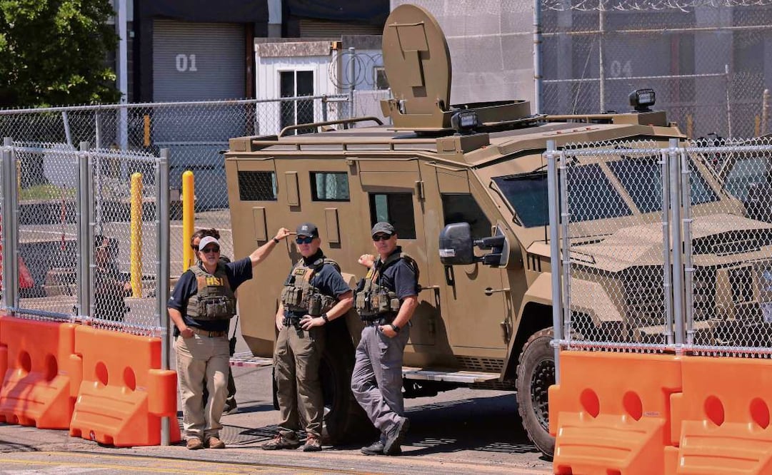 Agentes del área de Investigaciones del Departamento de Seguridad Nacional mantienen vigilancia en Delaney Hall, en Newark, New Jersey. Foto: Michael M. Santiago / AFP