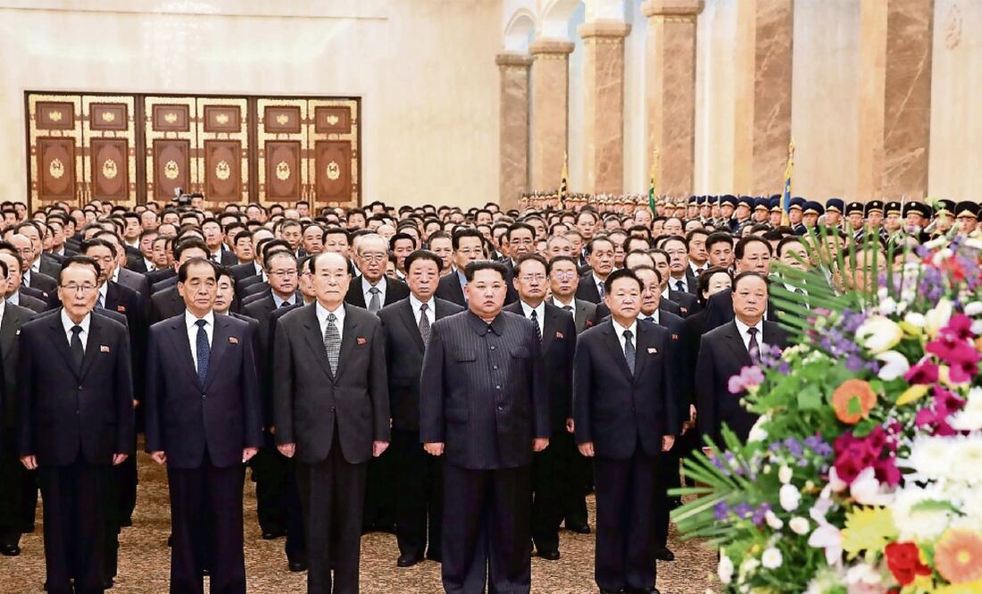 El líder de Corea del Norte, Kim Jong-un, encabezó ayer el festejo del Día del Sol, que conmemora el nacimiento del fundador del país, Kim Il-sung. Foto: AFP