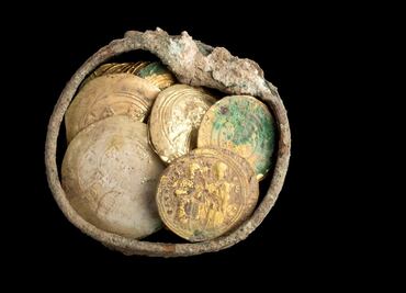 Descubren un cofre con monedas de oro de hace 900 años