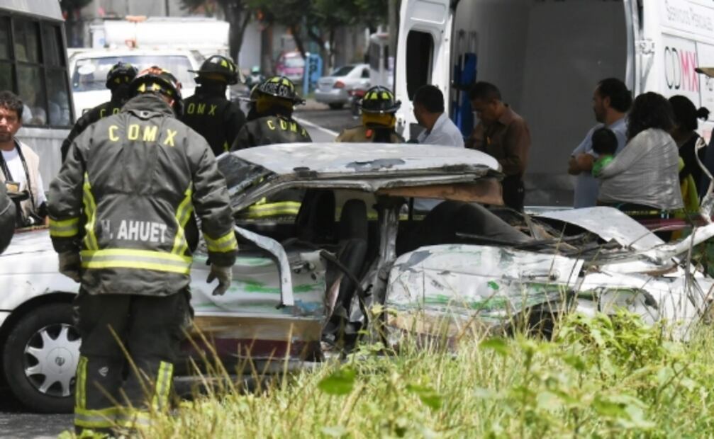 Pasajera de taxi muere tras salir disparada por choque contra micro en Milpa Alta