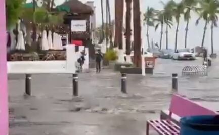 Fuertes lluvias provocan crecidas de arroyos e inundaciones en La Paz, Baja California Sur