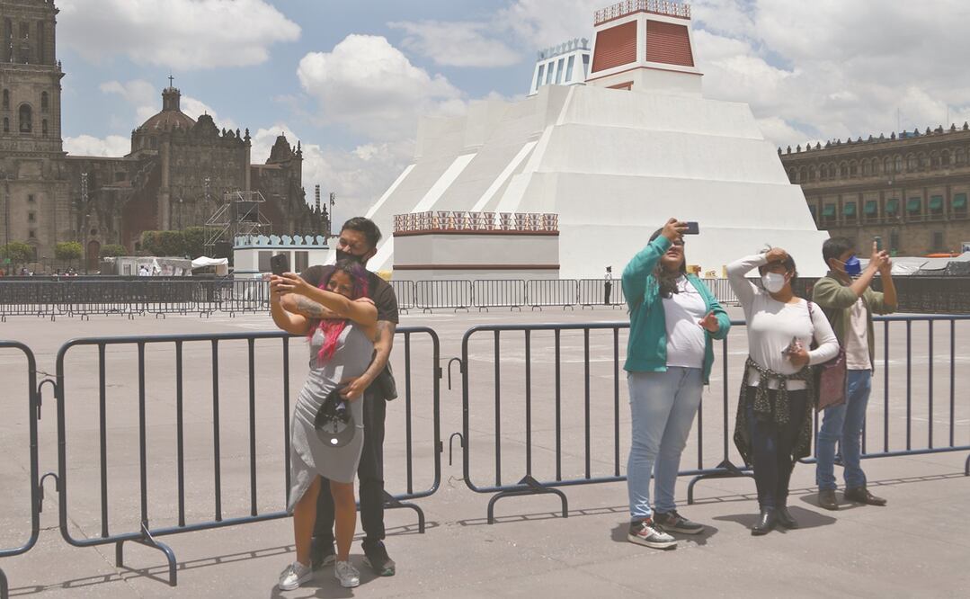Cientos de capitalinos acuden al Zócalo por selfi es con la maqueta. Foto: ARCHIVO EL UNIVERSAL