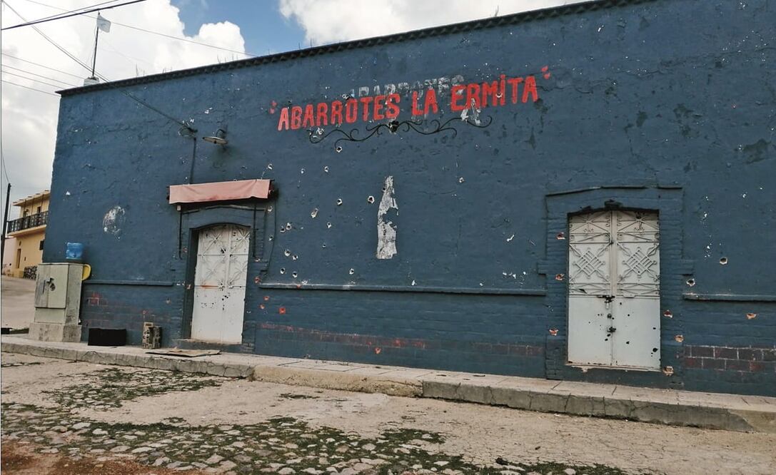 Decenas de impactos de bala se perciben en la fachada de una tienda en Ermita de Los Correa, donde además de negocios hay casas que están vacías. Foto: Irma Mejía
