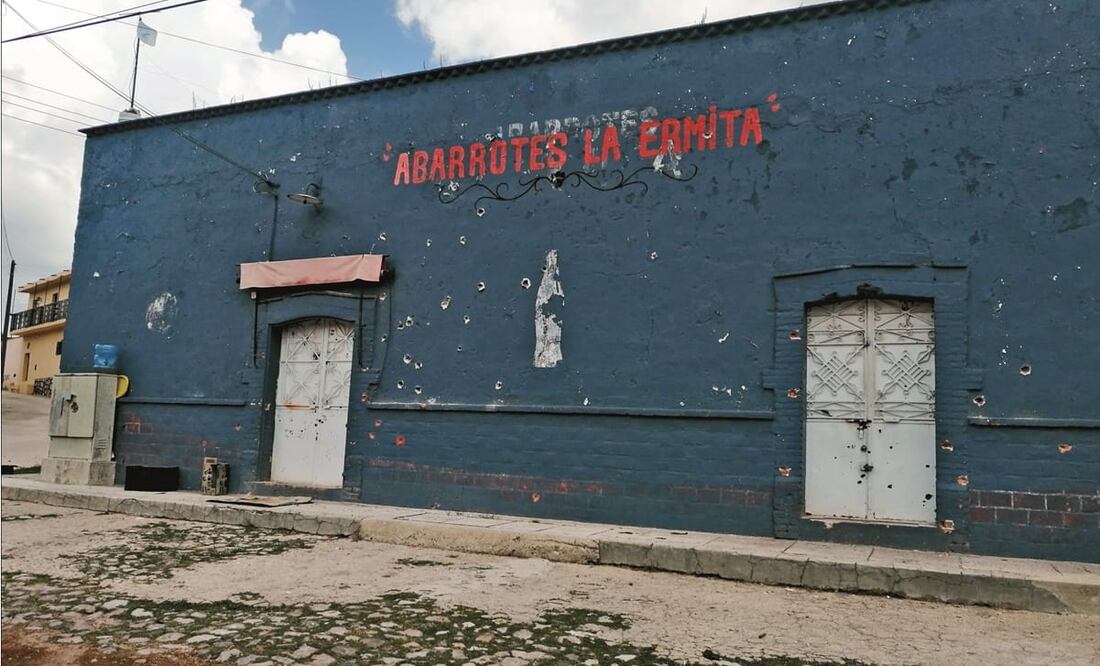 Decenas de impactos de bala se perciben en la fachada de una tienda en Ermita de Los Correa, donde además de negocios hay casas que están vacías. Foto: Irma Mejía