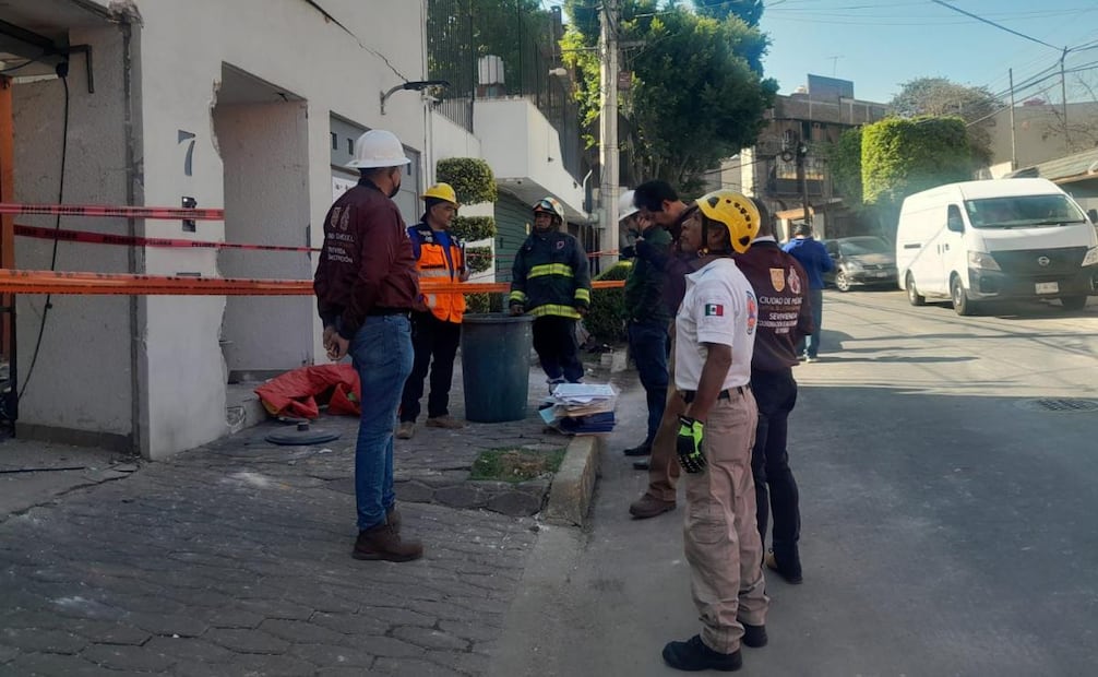 Protección Civil y Dirección de Obras realizan apuntalamiento de vivienda en alcaldía Álvaro Obregón tras explosión.
Foto: Especial.