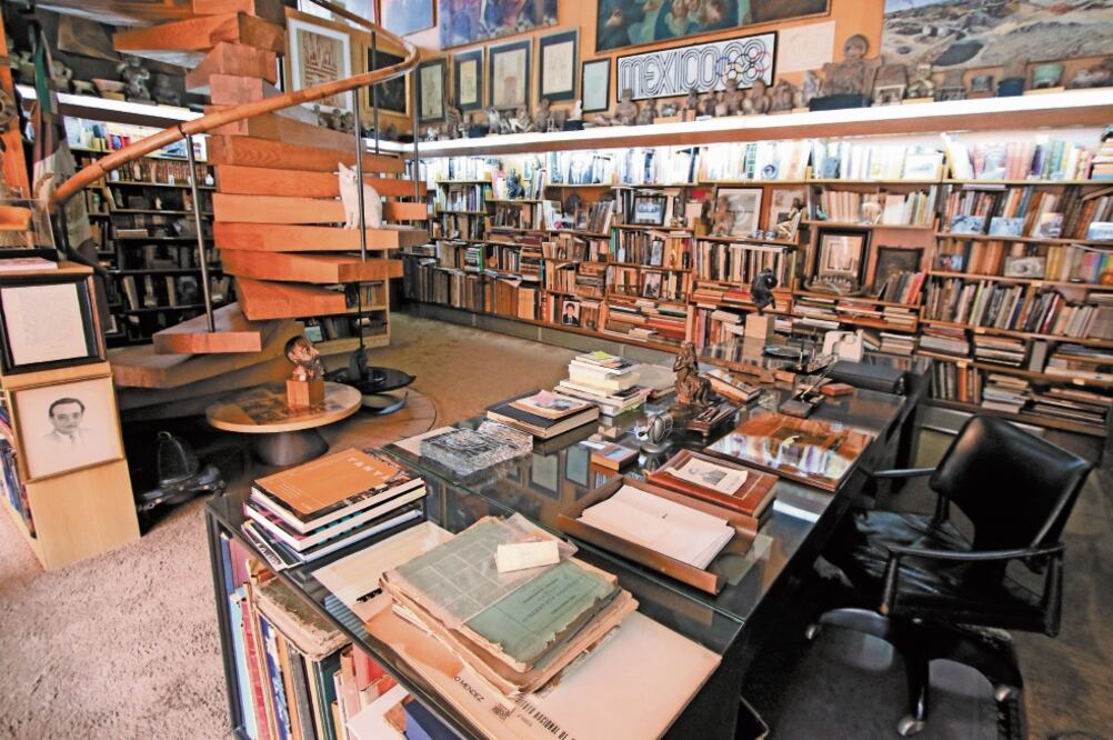 Aspecto de la biblioteca de la casa de Ramírez Vázquez en Jardines del Pedregal, en la Ciudad de México. Foto: CARLOS MEJÍA. EL UNIVERSAL