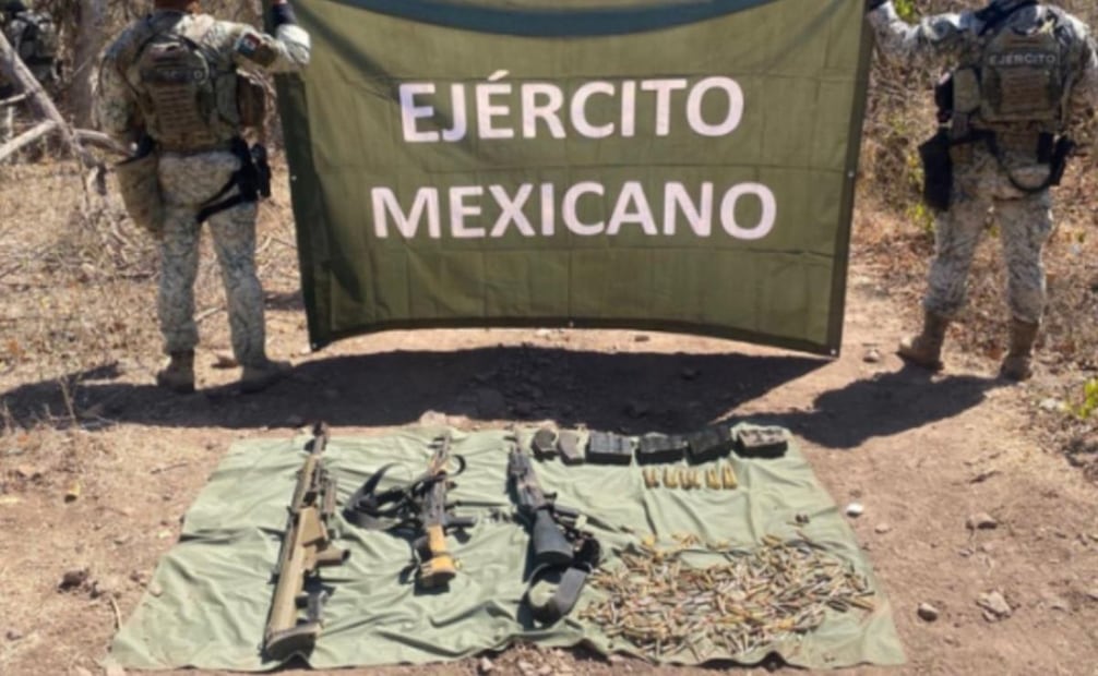 Fuerzas federales aseguran armas de fuego en Escuinapa, Sinaloa; descubren campamento improvisado usado por grupos delictivos.
Foto: Especial.
