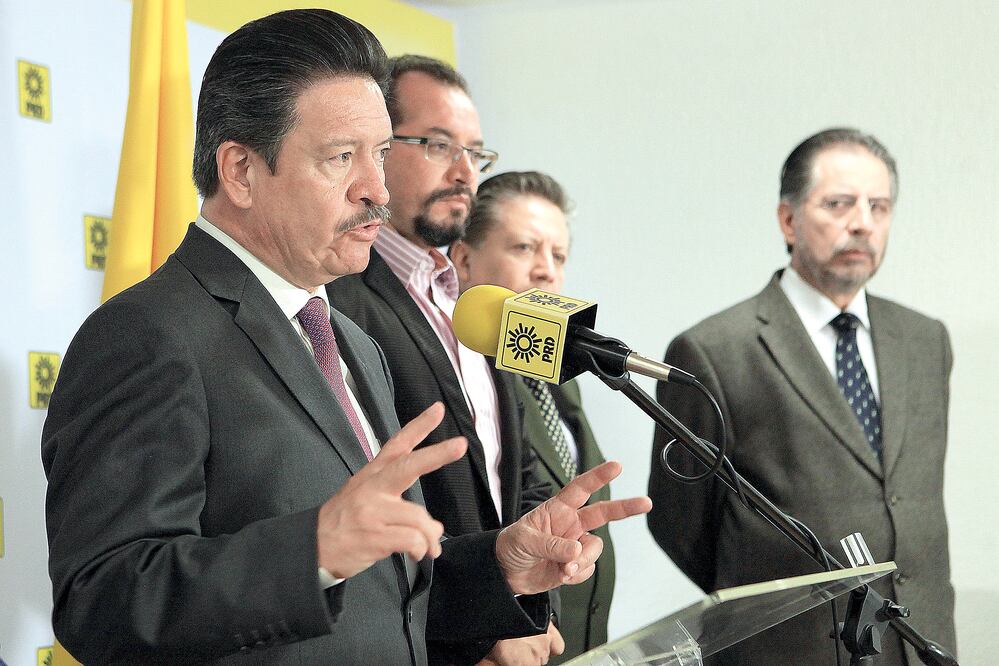 No está en la agenda del PRD la salida de Carlos Navarrete, afirmó Jesús Ortega (primero de derecha a izquierda), líder de Los Chuchos, quien dijo que lo que su partido necesita es cambio de estrategia. Foto: ARCHIVO EL UNIVERSAL