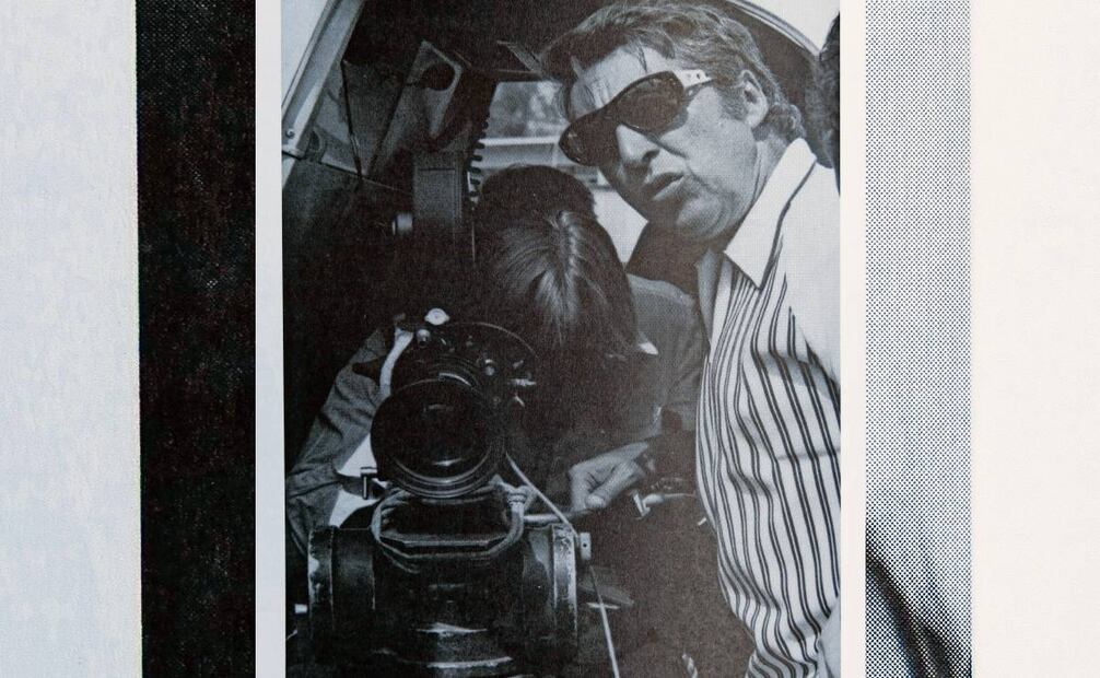 El director Luis Alcoriza (con gafas) y Alex Phillips Jr., mientras se preparan para una toma aérea de la famosa película Macanica Nacional, en 1971. FOTO: Luis Alcoriza. Lo que importa es vivir