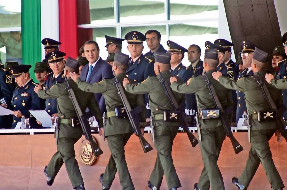 El gobernador Rafael Moreno Valle y el secretario de la Defensa, Salvador Cienfuegos (centro), encabezaron ayer la ceremonia de graduación de sargentos. (OMAR CONTRERAS. EL UNIVERSAL)