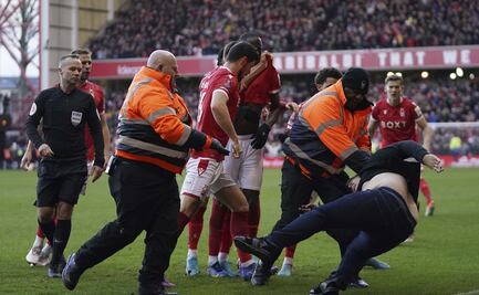 Aficionado del Leicester City invade el campo para golpear a los jugadores 