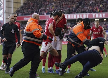Aficionado del Leicester City invade el campo para golpear a los jugadores