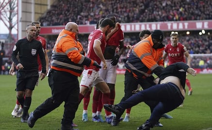 Aficionado del Leicester City invade el campo para golpear a los jugadores 