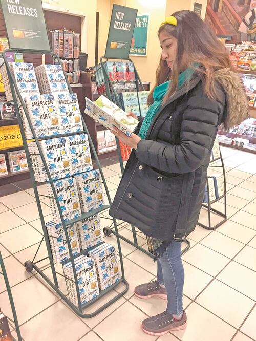 El último libro de Jeanine Cummins está entre los 20 más vendidos de Amazon. Fotos: LAURA BONILLA CAL. AFP