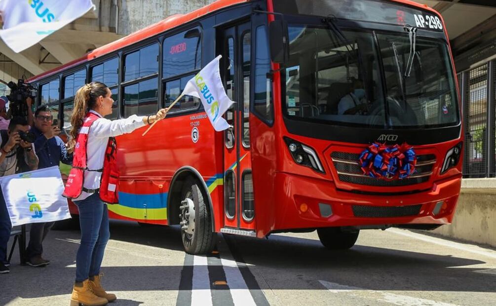 La gobernadora de Guerrero, Evelyn Salgado, en el banderazo para las 25 nuevas unidades del Acabús. FOTO: Especial