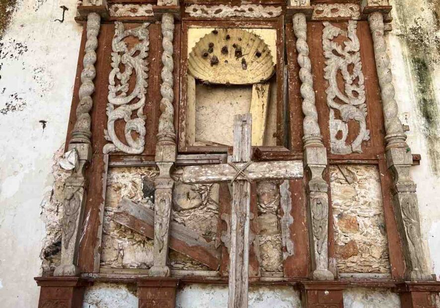 Piden al INAH reubicar el retablo principal que está en mal estado y es guarida de murciélagos, aves e iguanas. Foto: Especial