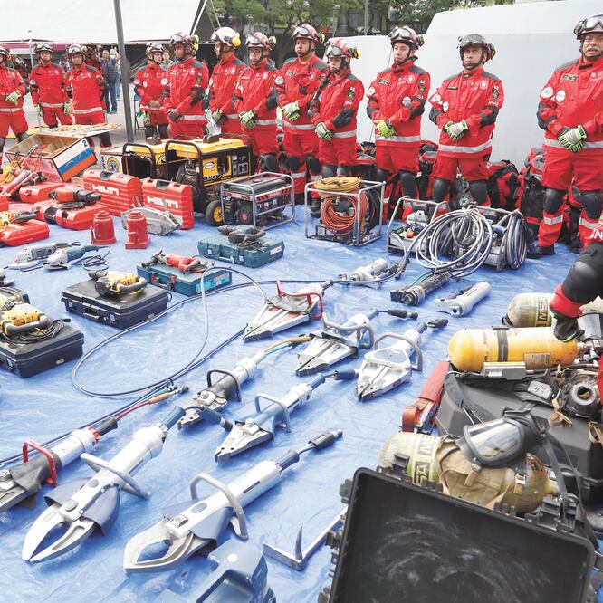 En un evento en la glorieta de Insurgentes, los cuerpos de emergencias que participarán en el ejercicio realizaron el pase de lista y verificaron su equipo. BERENICE FREGOSO. EL UNIVERSAL