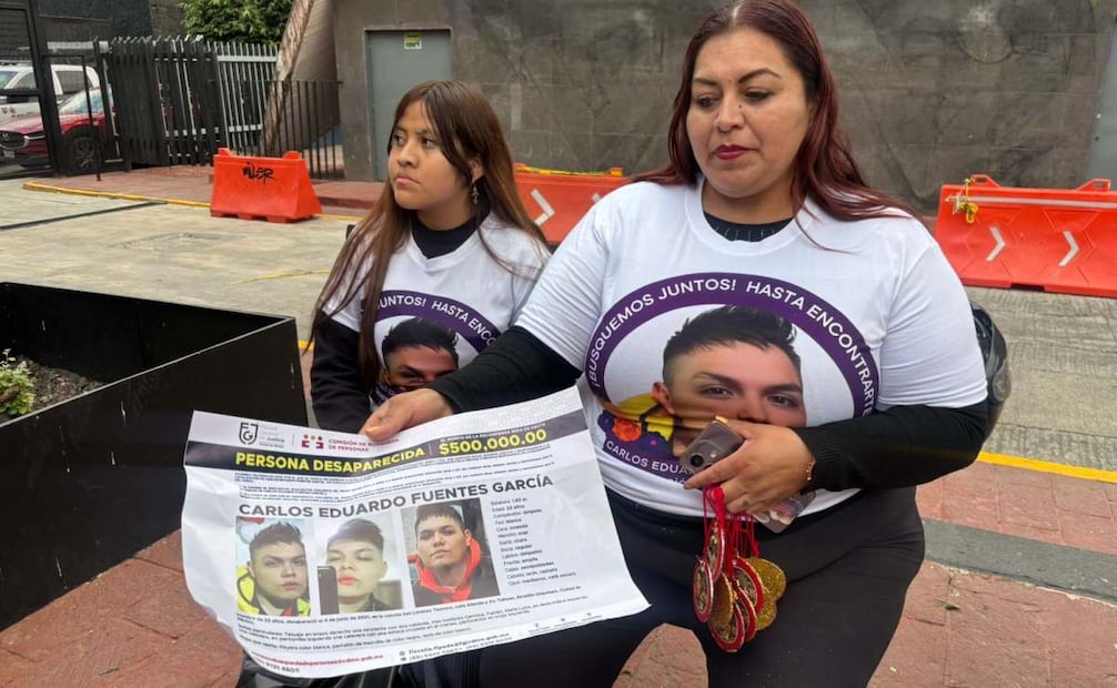 Madres buscadoras asisten al encendido del árbol con fichas de búsqueda de sus familiares (15/12/2025). Foto: Especial