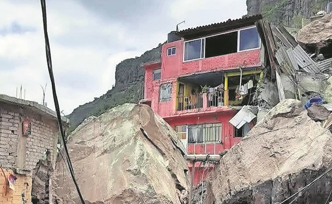 La casa roja fue una de las más afectadas por el derrumbe. Blanca Patricia, quien vivía ahí con su familia, refiere que sólo pudieron sacar documentos oficiales. Foto: ESPECIAL