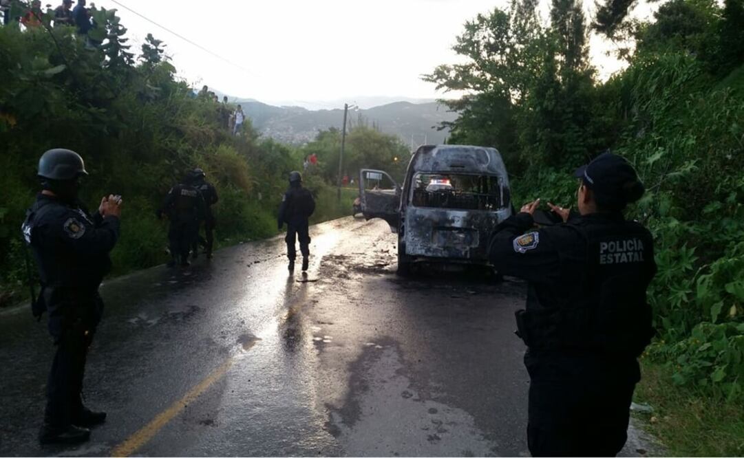 Casi de manera simultanea, grupos armados quemaron dos urvan de la ruta Chilapa-Chilpancingo. Foto: Especial