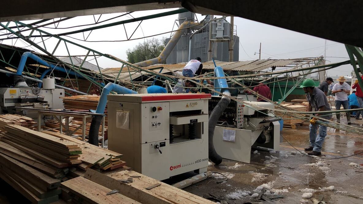 Una fábrica de muebles rústicos resultó dañada luego de que el granizo y viento colapsó las estructuras, dañando vehículos y maquinarias que estaban dentro (Foto: Cortesía Parabólica.mx)