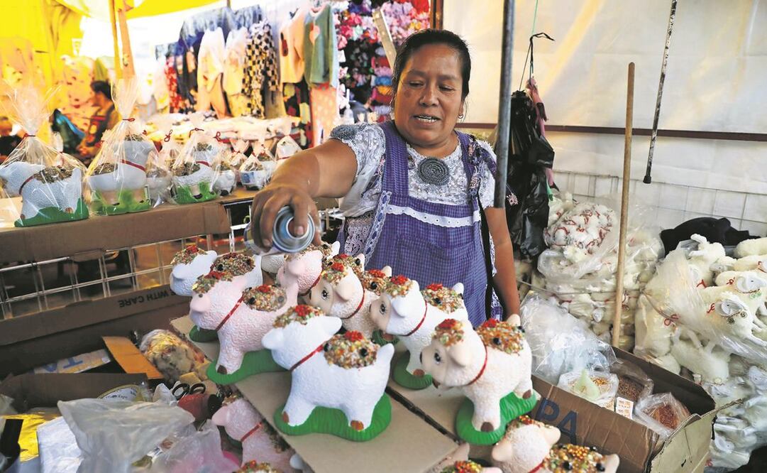En esta temporada no pueden faltar los borreguitos que se colocan detrás de la puerta para que no falte el dinero en el hogar. Fotos: Diego Simón/ EL UNIVERSAL.