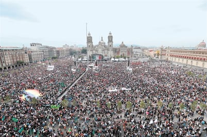 Lluvia, gritos, empujones... Slim y Azcárraga en el Zócalo 