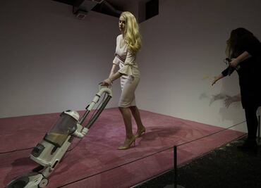 Exposición en Washington presenta a Ivanka Trump aspirando migajas de pan