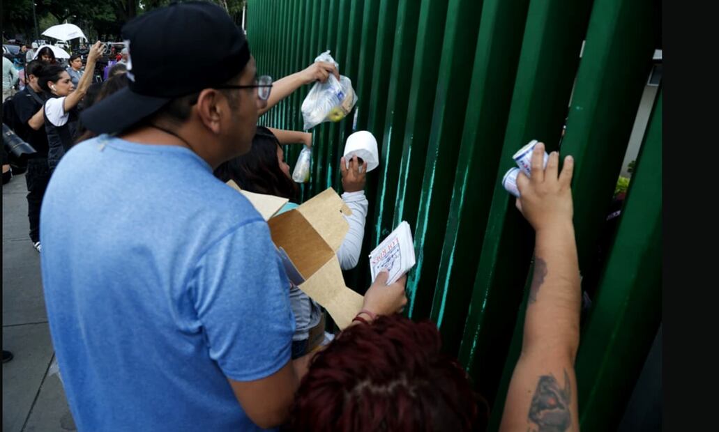 Voluntarios apoyan con comida a familiares de las víctimas por la explosión de pipa en Puente de la Concordia en Hospital Magdalena de las Salinas, en la Ciudad de México, el jueves 11 de septiembre de 2025. Foto: Carlos Mejía/EL UNIVERSAL