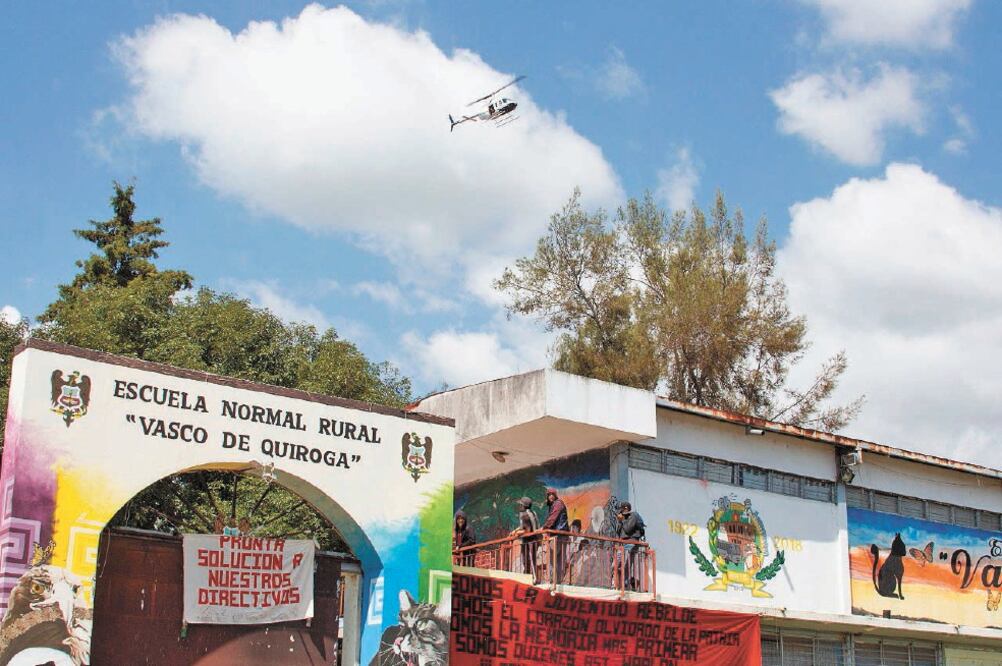 Con la cara cubierta, los estudiantes exigían desde sus escuelas el pago de becas que, dicen, adeuda la Federación. Foto: CHARBELL LUCIO. EL UNIVERSAL