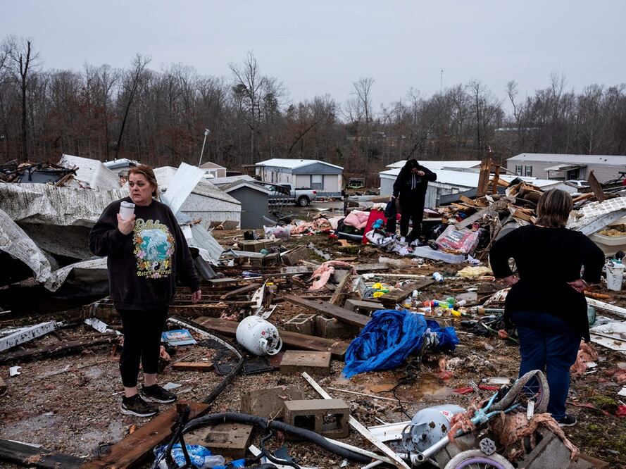 Denise Woodard, a la izquierda, observa su caravana destruida en Harmony Hills, en Missouri. Foto: AFP