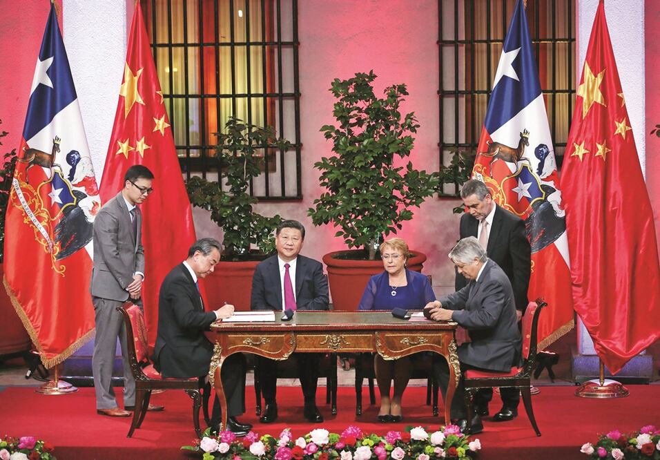 El presidente de China, Xi Jinping (3 a la izq.), y su par chilena, Michelle Bachelet (3 a la der.), son testigos de la firma de acuerdos de cooperación bilateral, en Santiago, el pasado 22 de noviembre (LAN HONGGUANG. XINHUA)