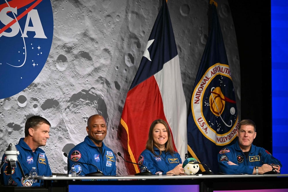 Los integrantes de Artemis II:  el comandante Reid Wiseman, Victor Glover, 
Christina Koch y el canadiense Jeremy Hansen, en el Centro Espacial Johnson en Houston, Texas.  Foto: AFP