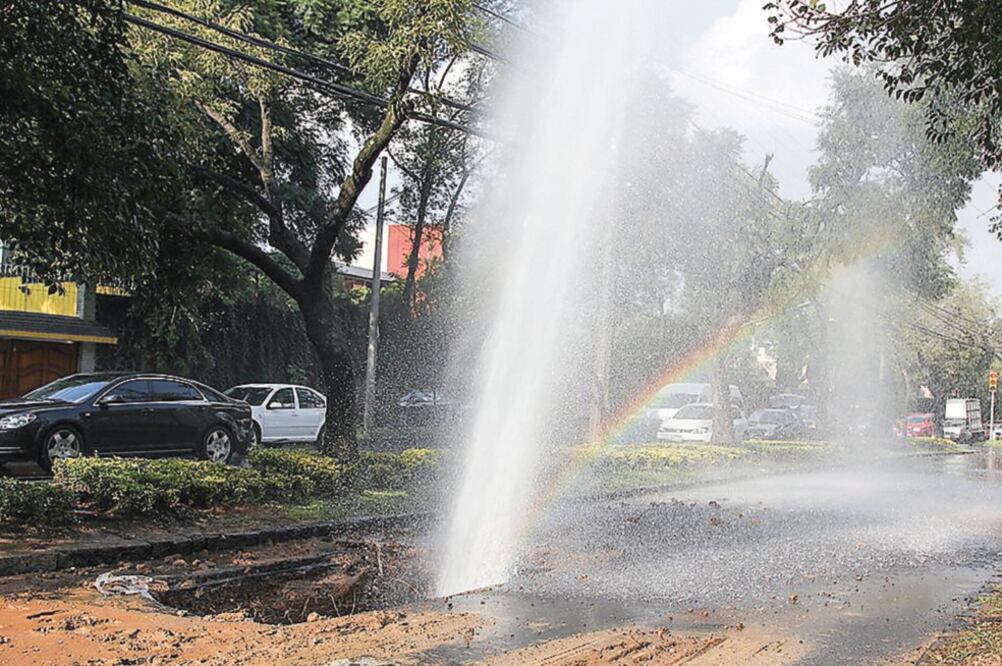 El año pasado autoridades atendieron aproximadamente 13 mil 974 fugas de agua en diferentes colonias del municipio. (ESPECIAL)