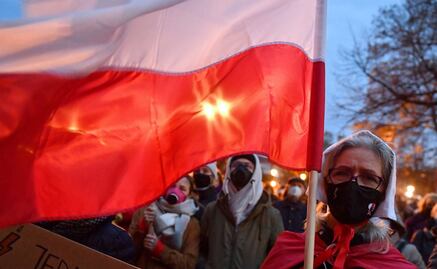 Inmigrantes se colocan en columna entre frontera de Bielorrusia y Polonia