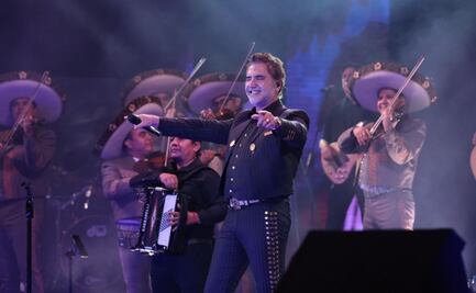En concierto de Alejandro Fernández, Chente "aparece" y llena de emoción al público