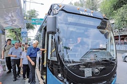 Usuarios optan por el Trolebús ante el caos en la Línea 2 del Metro