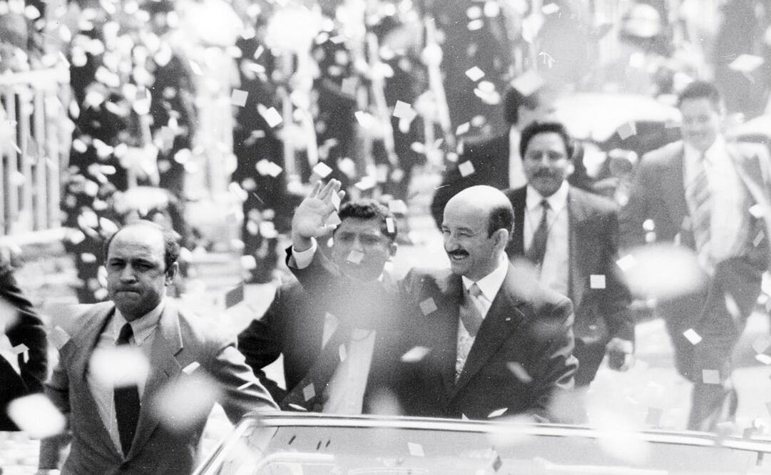 Recorrido de Carlos Salinas de Gortari por calles capitalinas, tras recibir la investidura presidencial. Foto: Archivo EL UNIVERSAL
