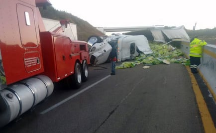 Cierran la México-Cuautla por volcadura de tráiler