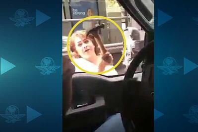 Mujer enojada destruye con un martillo el espejo de una camioneta