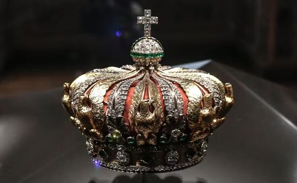 La corona con esmeraldas de la emperatriz Eugenia de Montijo. (21/10/25) Foto: AFP