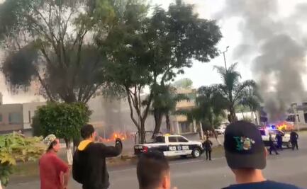 Sujetos armados lesionan a 3 personas y prenden fuego a lotes de autos en Uruapan