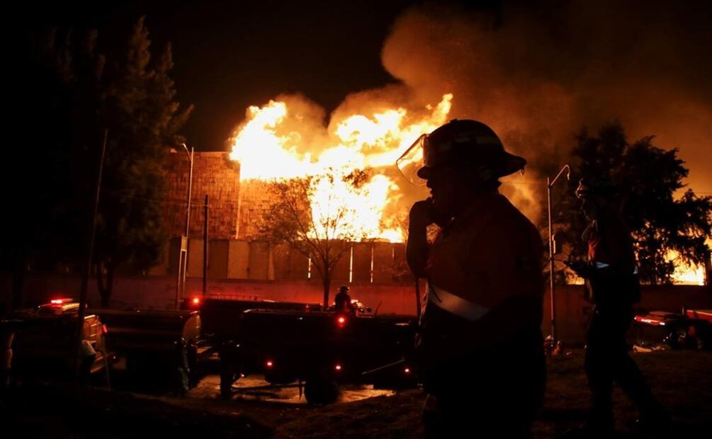 Bomberos combaten el incendio que se registró este jueves en la Central de Abasto. FOTO: Valente Rosas